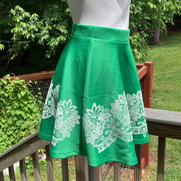 San Souci scuba material skater skirt, lace print over green size S NWT - Picture 5 of 5